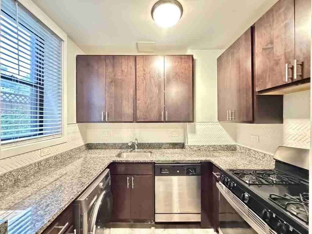 1128 Maple Ave #GRF - Photo 3 of 21