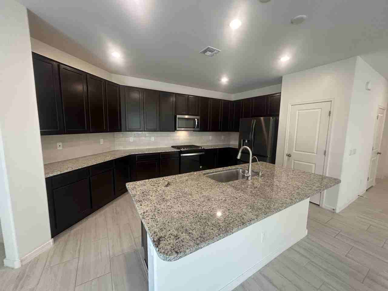 2957 E Bellerive Dr - Photo 3 of 50