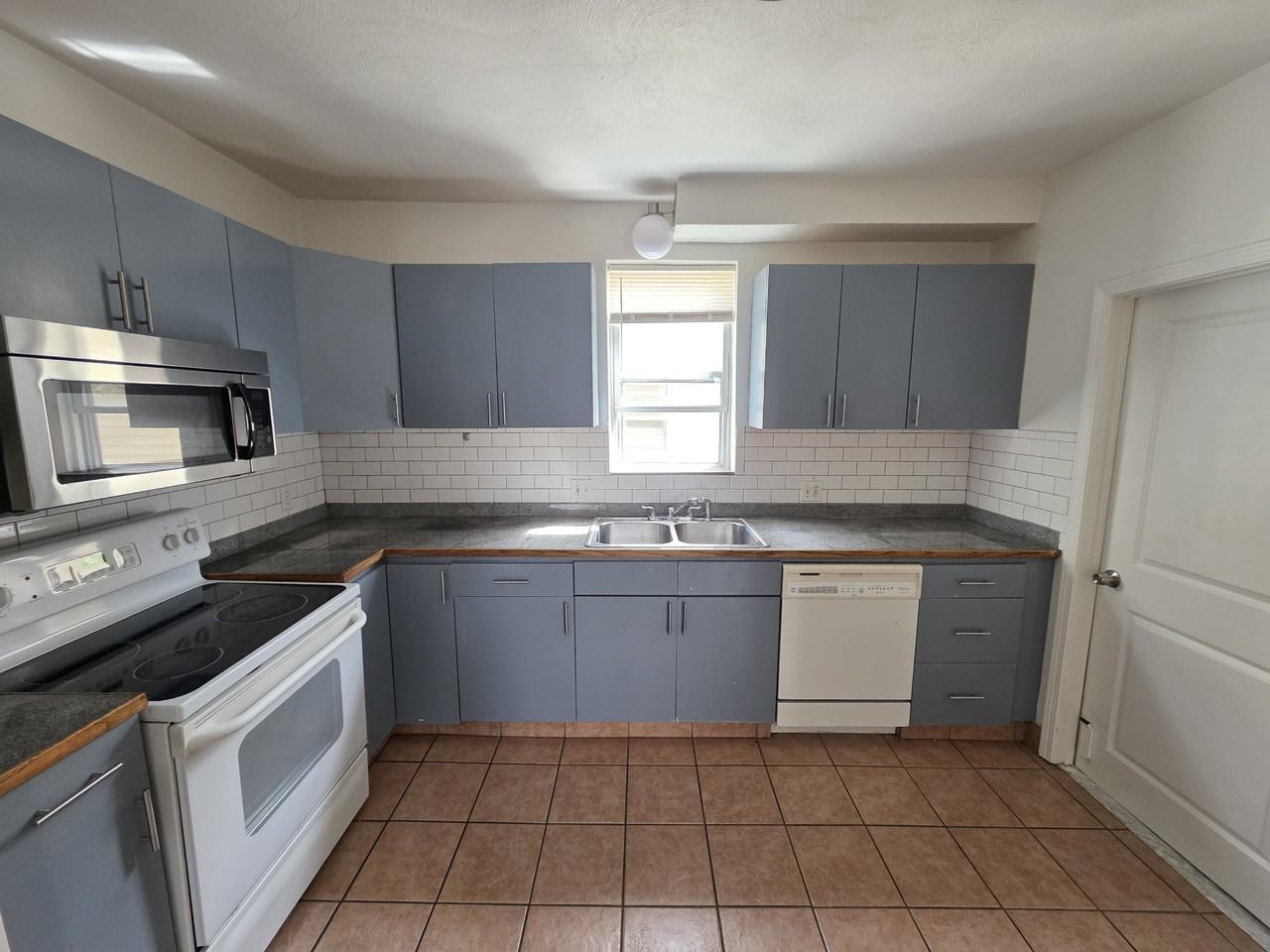 47 Courtland St - Photo 2 of 12