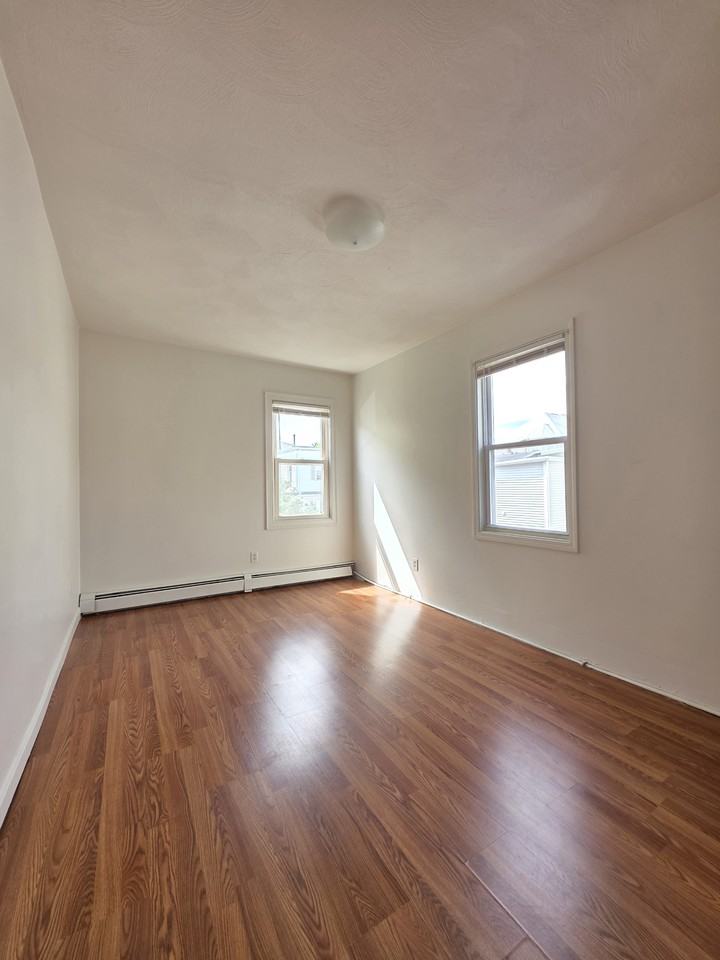 47 Courtland St - Photo 6 of 12