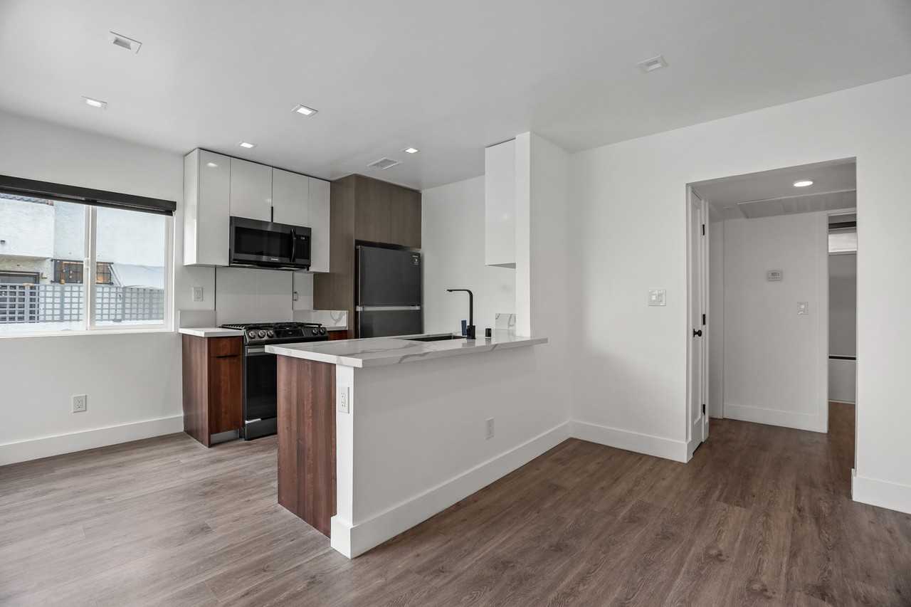 701 N Hill Pl #4 - Photo 4 of 18