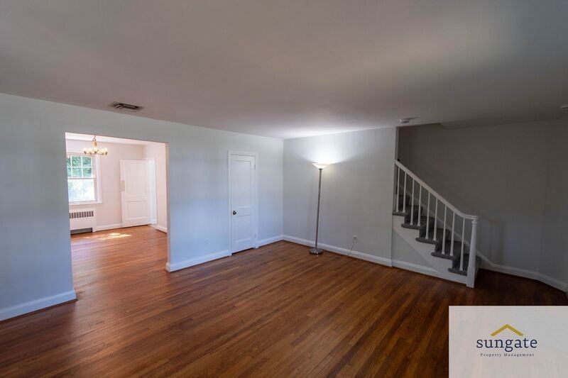 211 Burke Ave - Photo 2 of 44