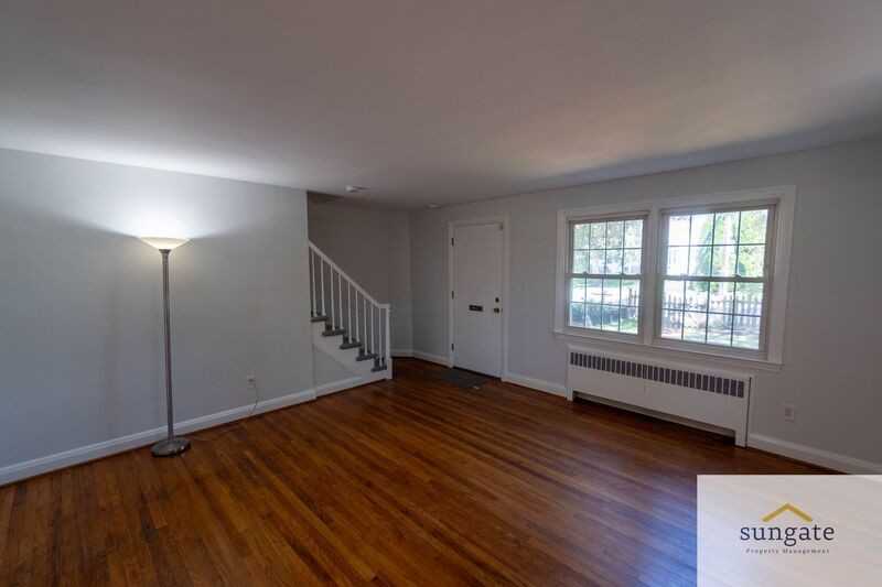 211 Burke Ave - Photo 4 of 44