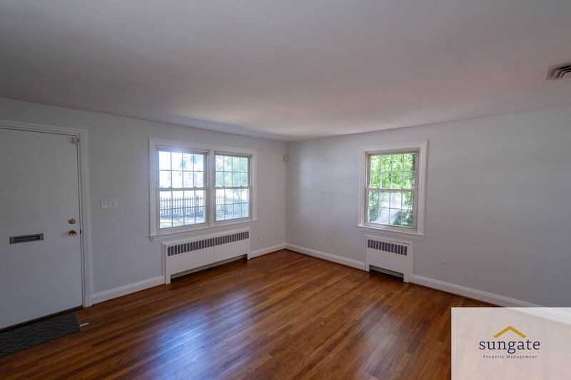 211 Burke Ave - Photo 5 of 44
