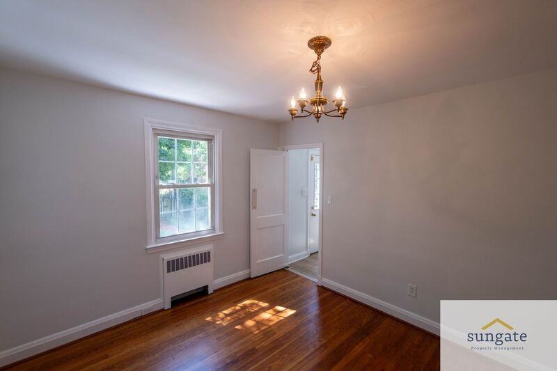 211 Burke Ave - Photo 6 of 44