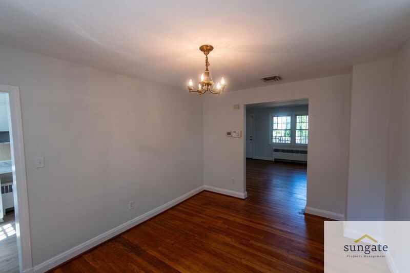 211 Burke Ave - Photo 7 of 44
