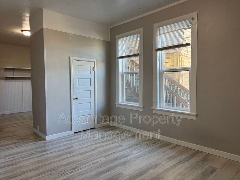 181 Knox St N #3 - Photo 3 of 14