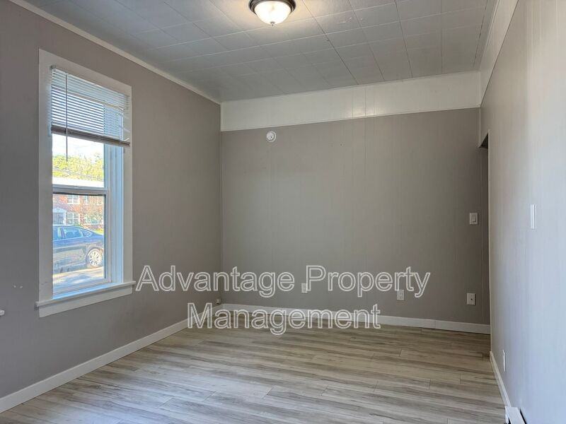 181 Knox St N #3 - Photo 4 of 14