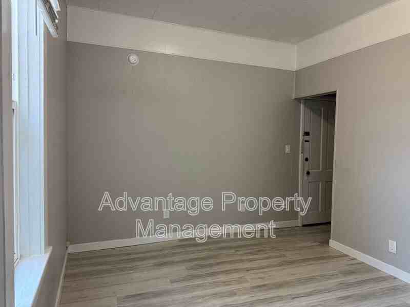 181 Knox St N #3 - Photo 5 of 14