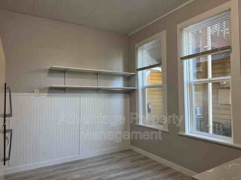 181 Knox St N #3 - Photo 6 of 14