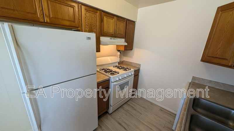 812 Chelwood Park Blvd Neunit D - Photo 4 of 12