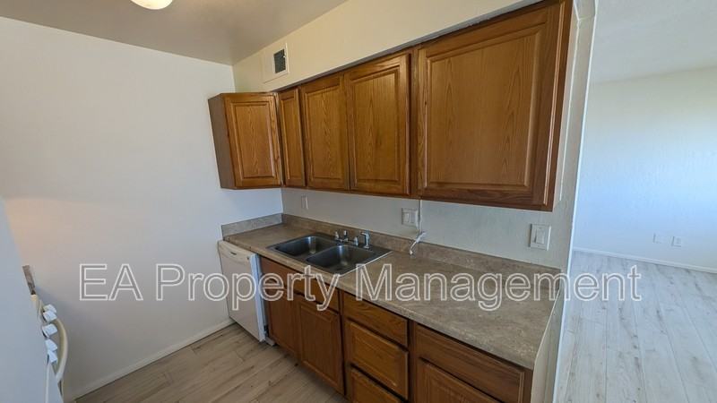 812 Chelwood Park Blvd Neunit D - Photo 5 of 12