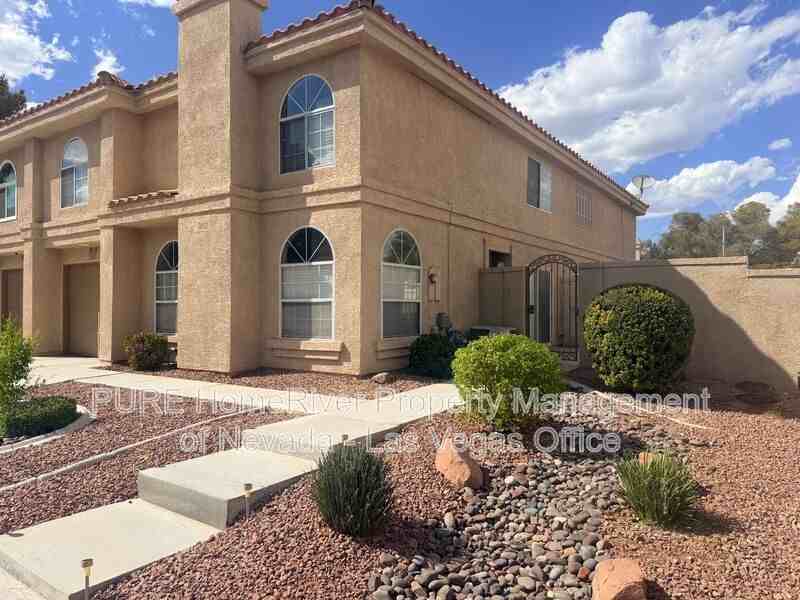 2832 Mill Point Dr - Photo 2 of 33