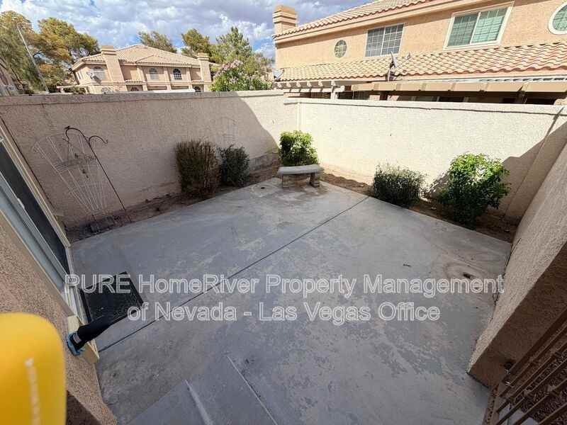 2832 Mill Point Dr - Photo 3 of 33