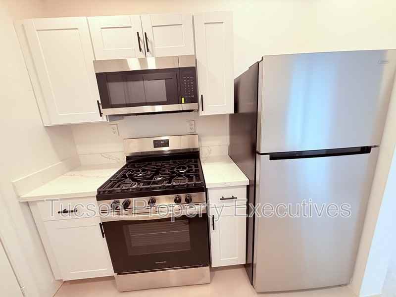814 N Alvernon Way - Photo 2 of 22