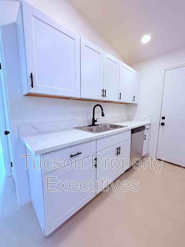 814 N Alvernon Way - Photo 4 of 22