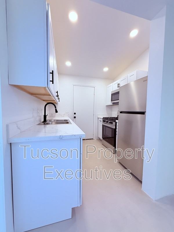814 N Alvernon Way - Photo 5 of 22