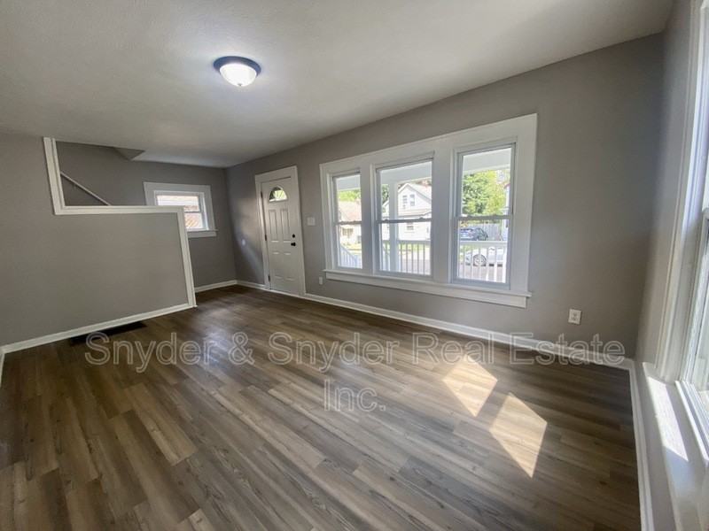 1062 Pitkin Ave - Photo 5 of 28