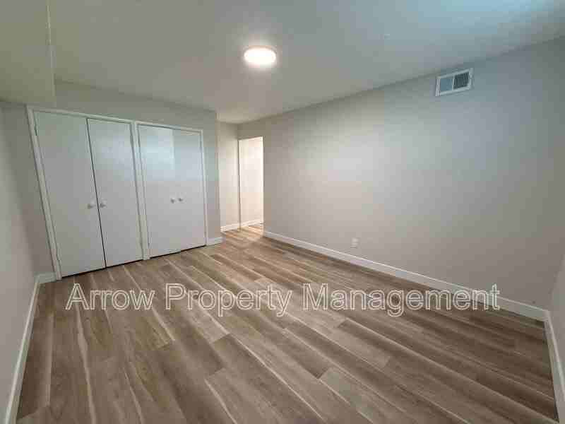 5703 S 14th St - Photo 4 of 7