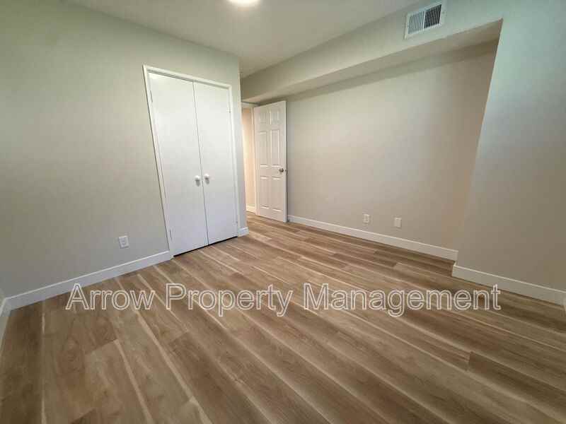 5703 S 14th St - Photo 6 of 7