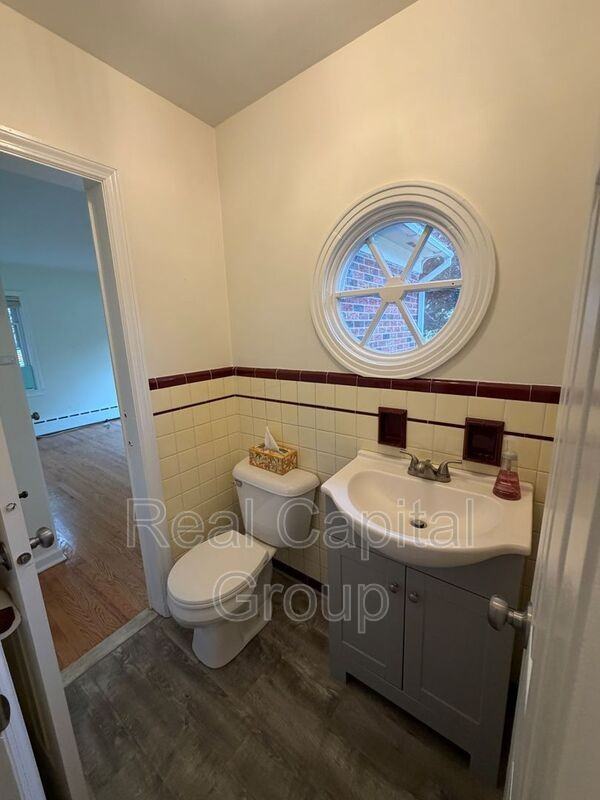 2204 Dean St - Photo 4 of 41