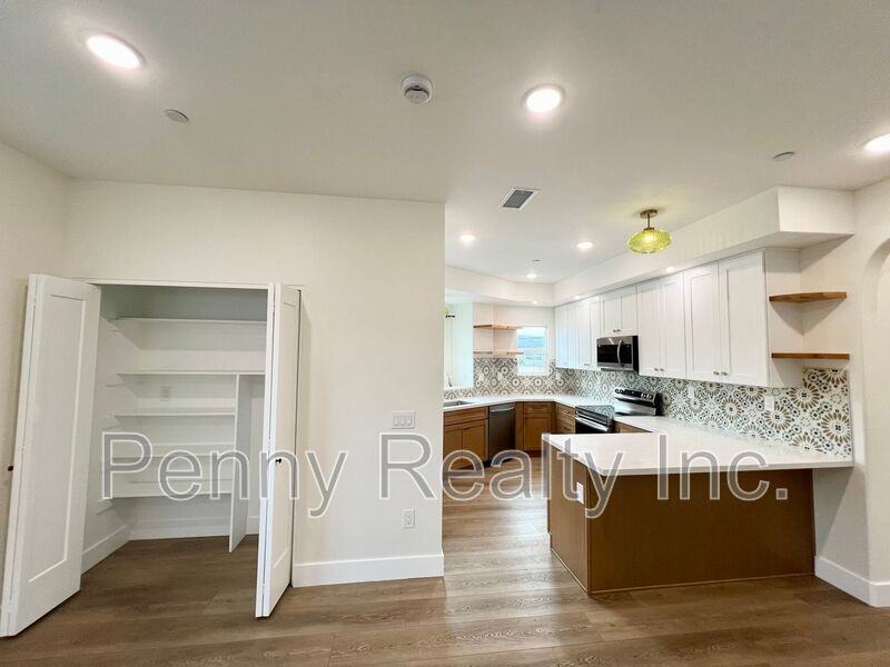 669 Townsite Dr - Photo 3 of 21