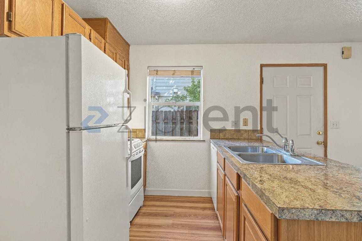 1542 Ne 68th Ave - Photo 4 of 16