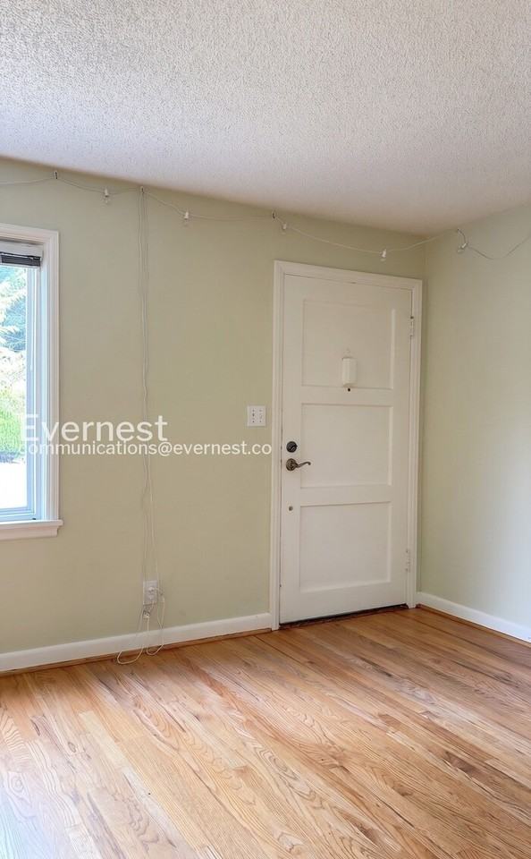 909 Ne 115th St - Photo 3 of 24