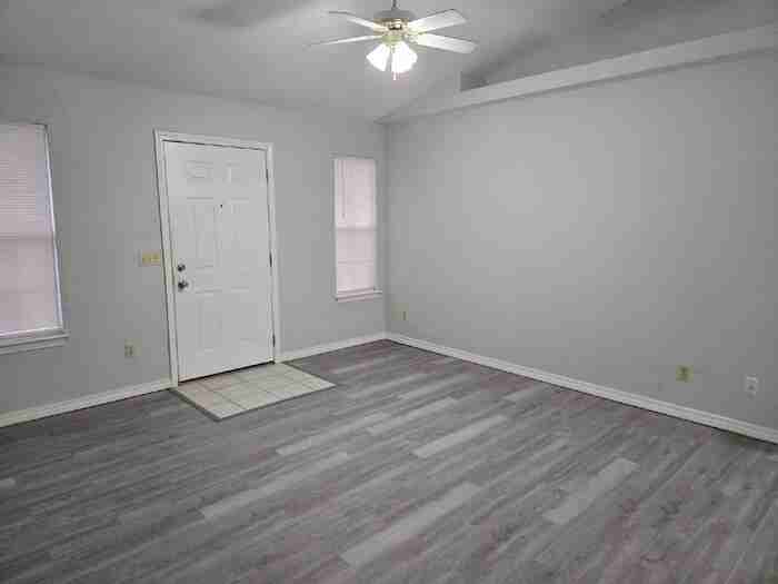 1050 Sable Dr #B - Photo 4 of 9