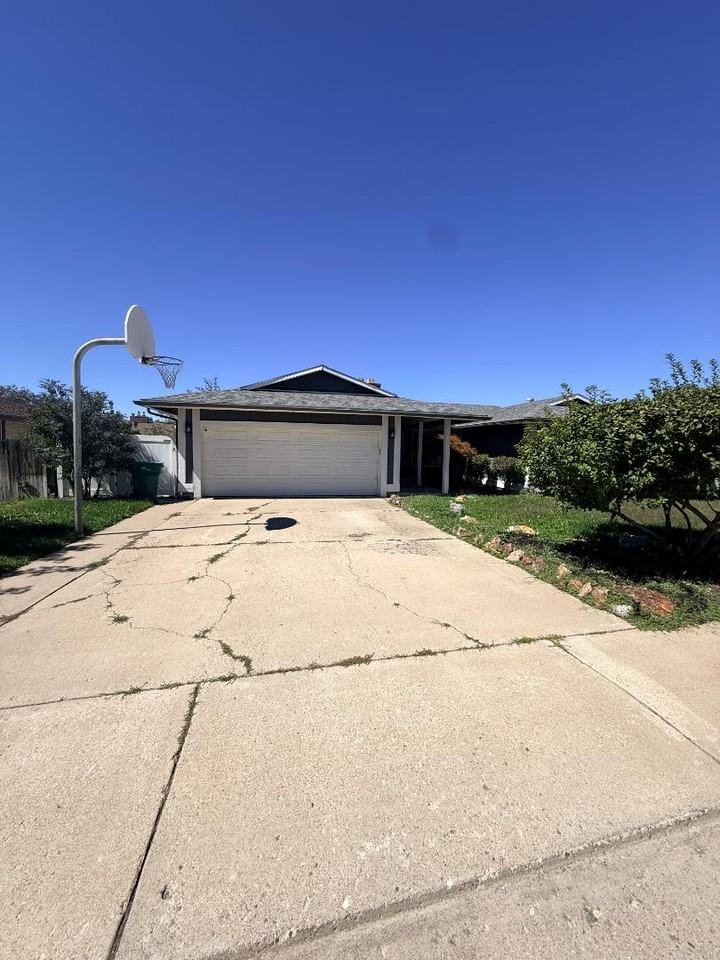 558 S 440 W - Photo 3 of 11