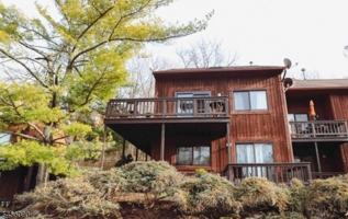 featured image of 12 Stonehill Dr