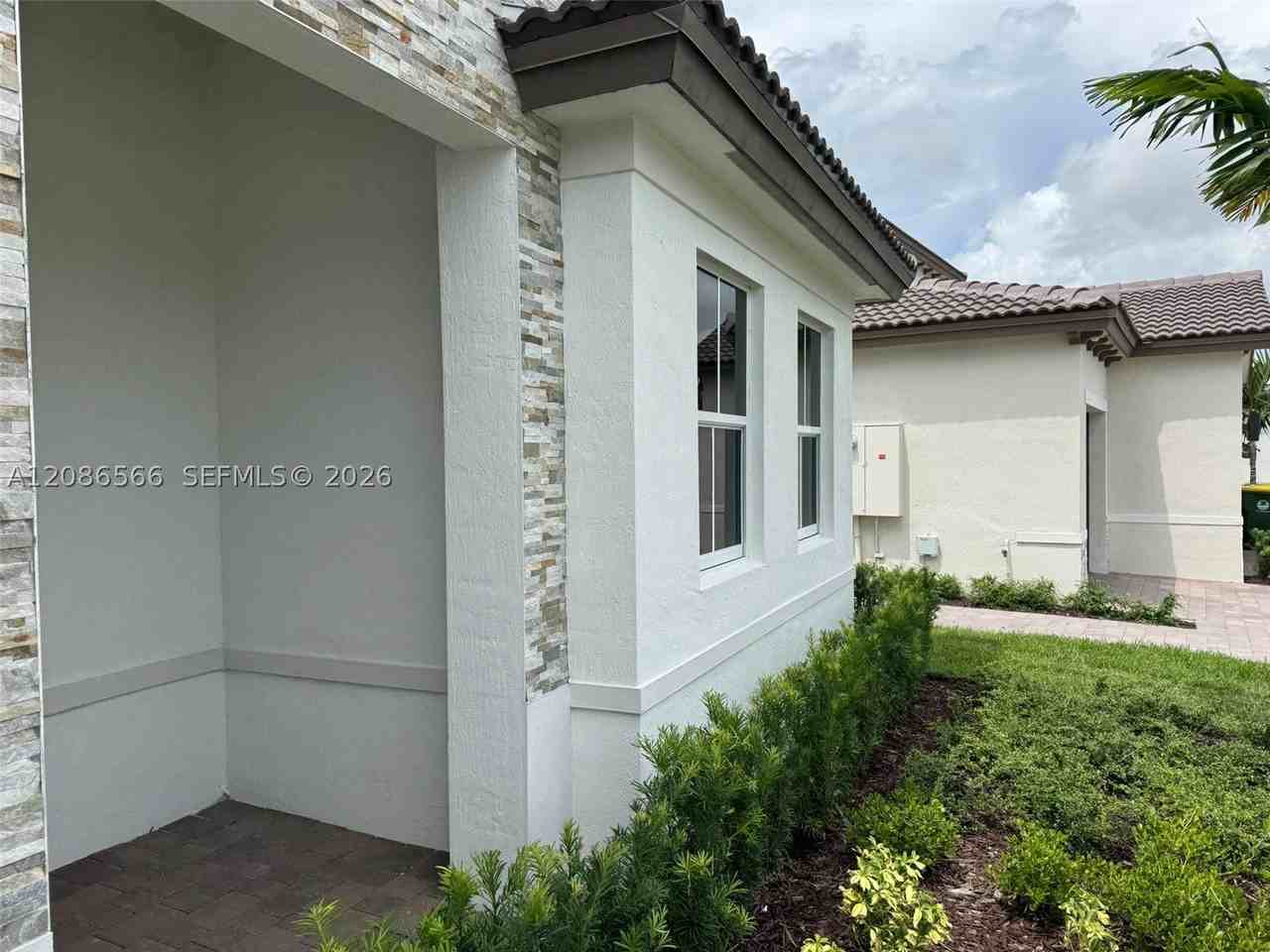2404 Se 29th Dr - Photo 3 of 38