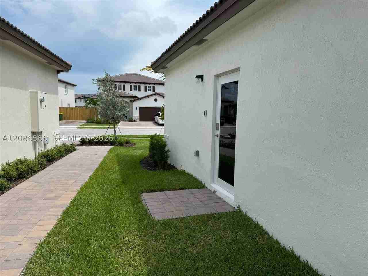 2404 Se 29th Dr - Photo 6 of 38