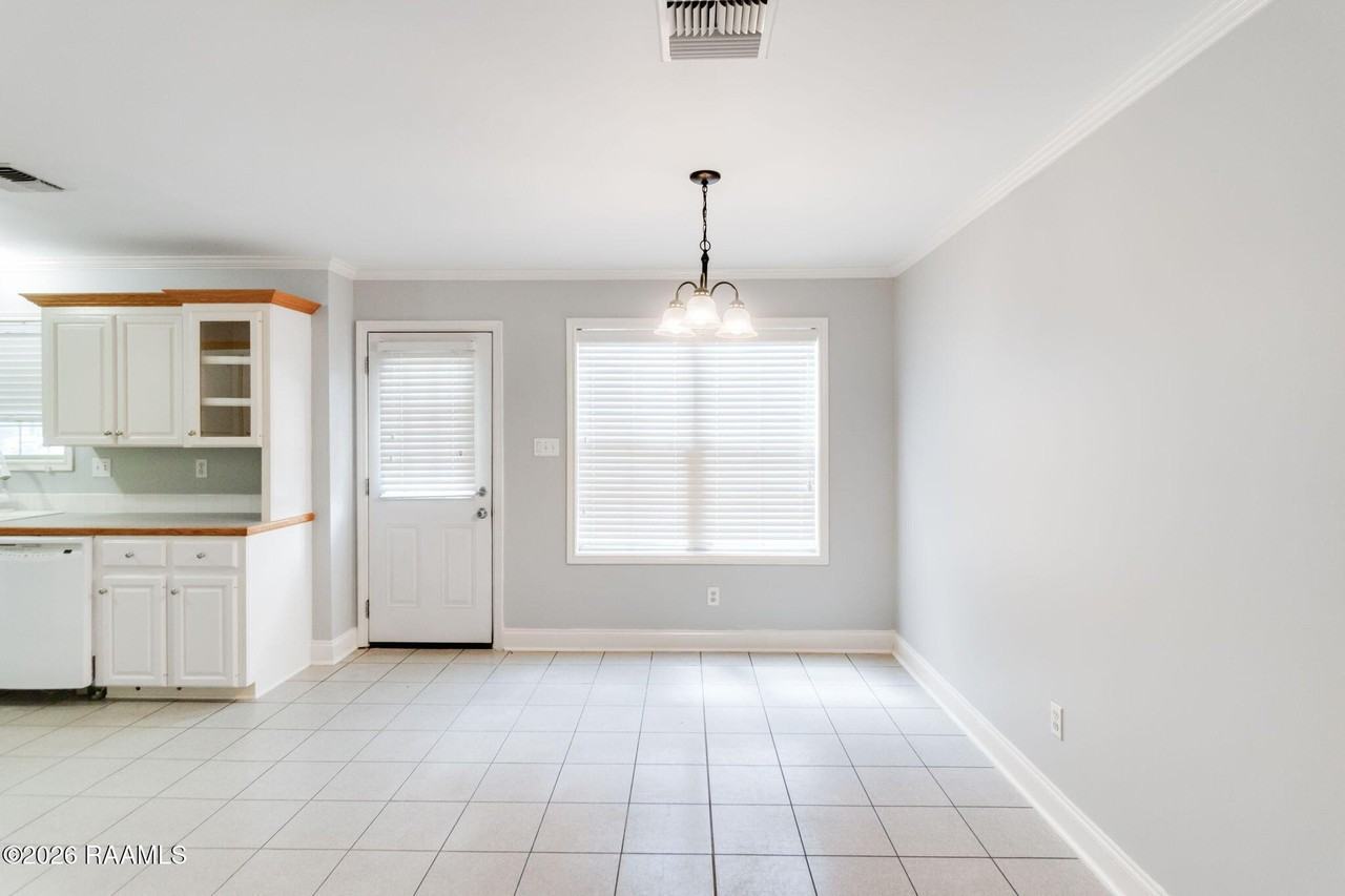 209 Morningside Dr - Photo 4 of 15