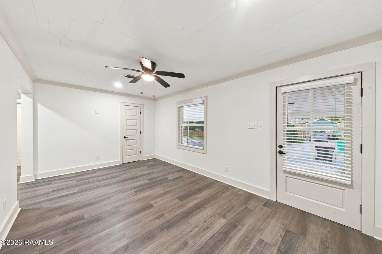 108 Howard Ave - Photo 4 of 25