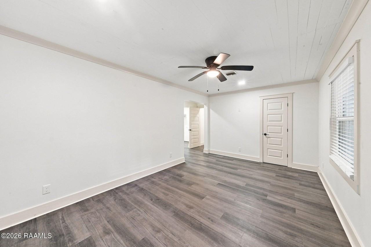 108 Howard Ave - Photo 5 of 25