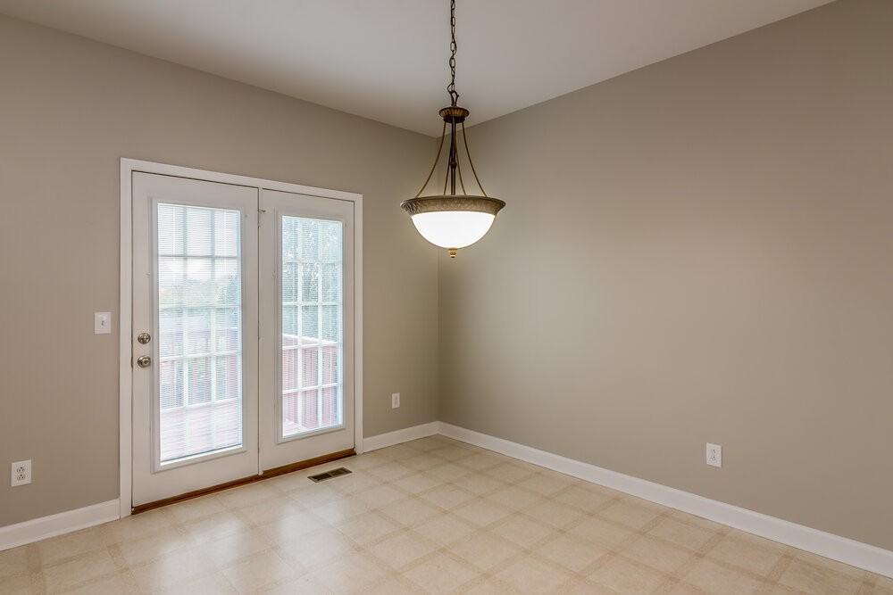 2647 Hansford Dr - Photo 4 of 15