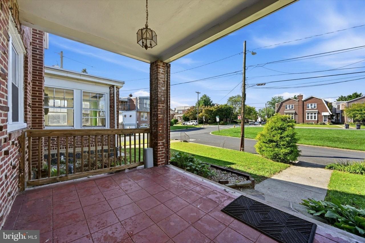 203 Barrett St - Photo 2 of 16