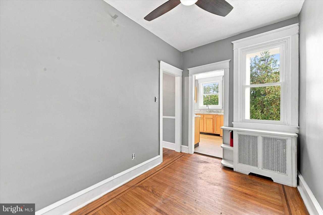 203 Barrett St - Photo 7 of 16