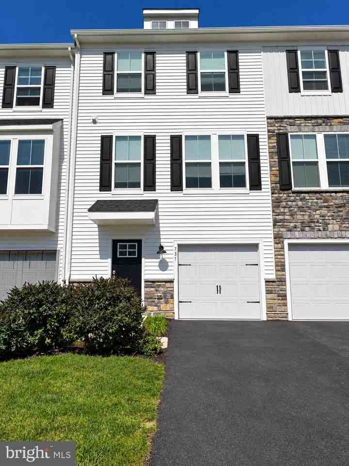 737 Peony Ln