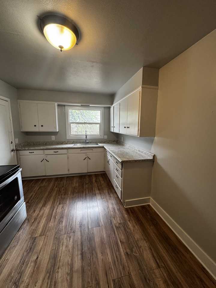 633 S Holly St #1 - Photo 3 of 13