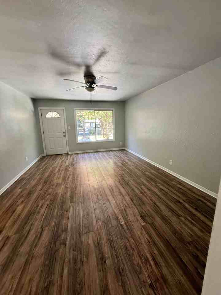 633 S Holly St #1 - Photo 4 of 13