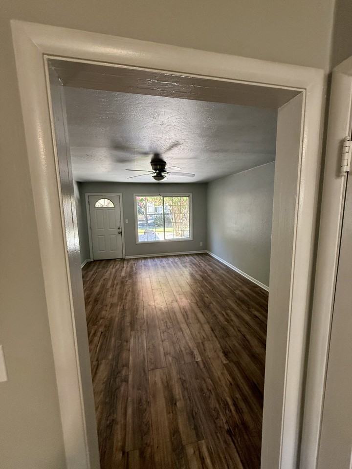 633 S Holly St #1 - Photo 5 of 13