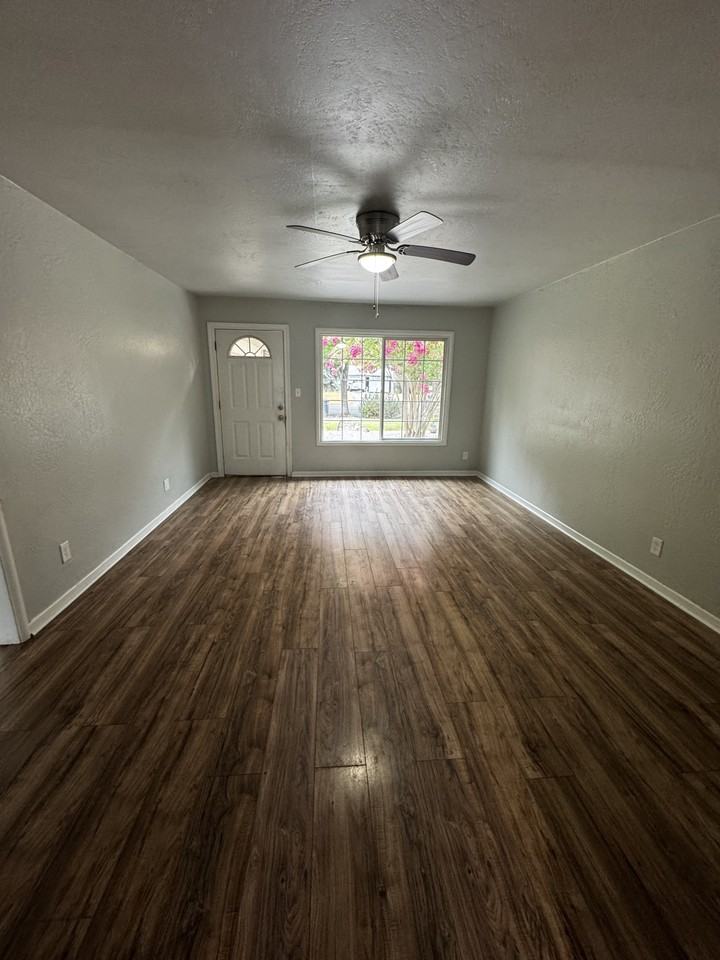 633 S Holly St #1 - Photo 7 of 13