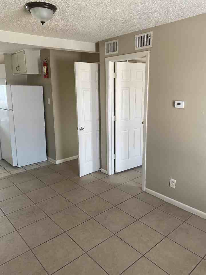 602 N 2nd St - Photo 3 of 7