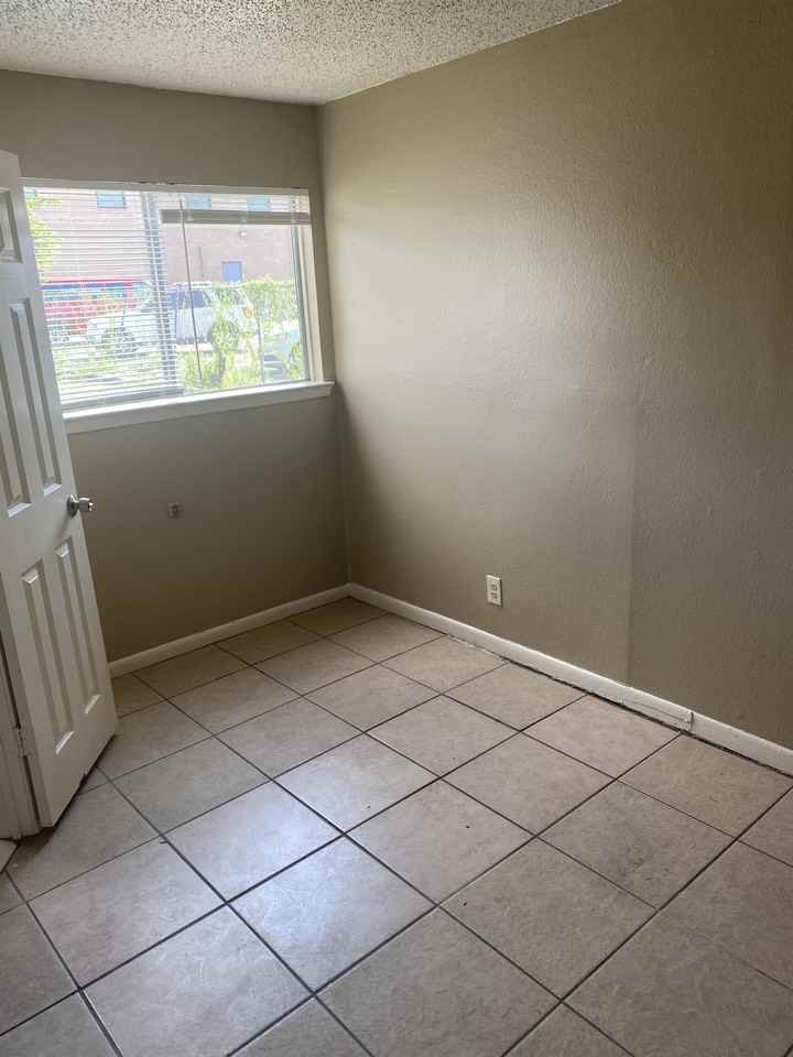602 N 2nd St - Photo 5 of 7