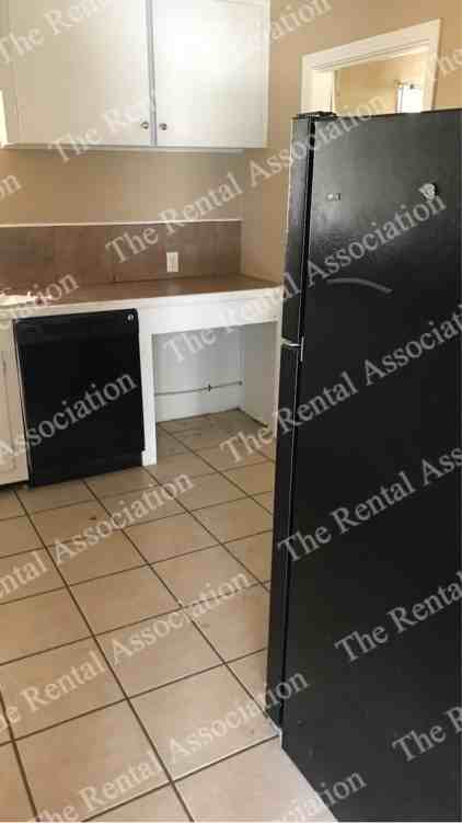 709 Center St - Photo 6 of 15