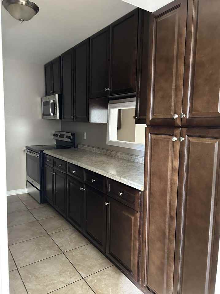 300 Woodale Dr #C - Photo 3 of 14