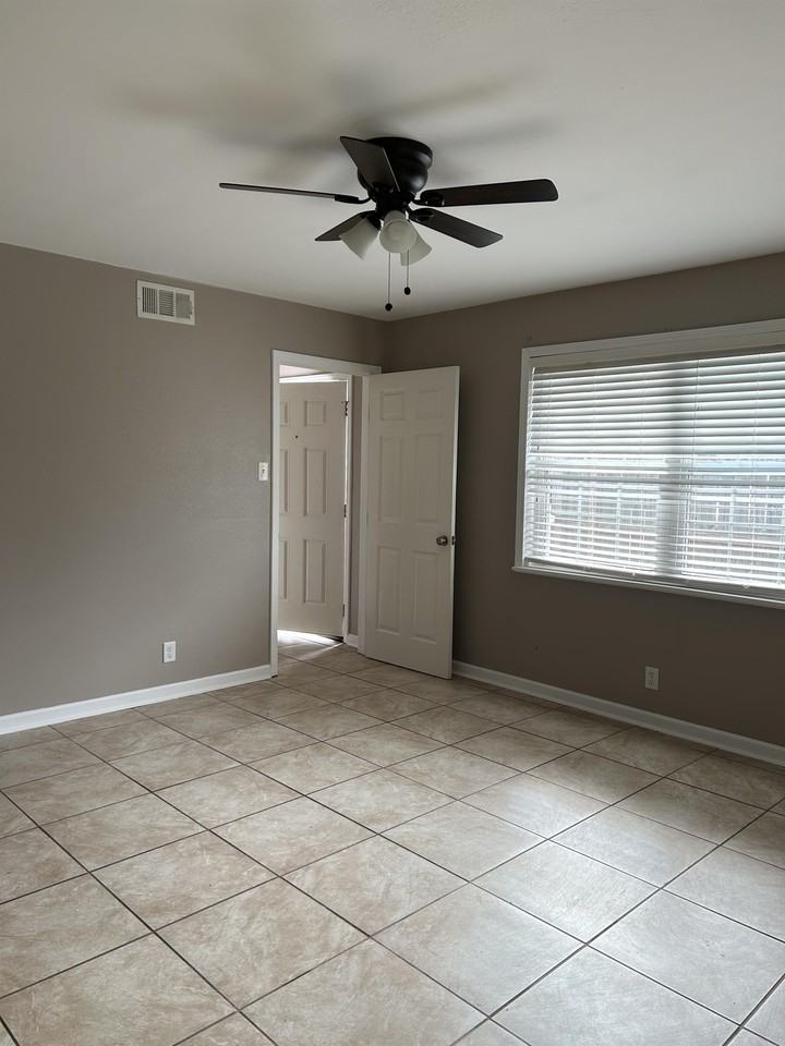 300 Woodale Dr #C - Photo 4 of 14