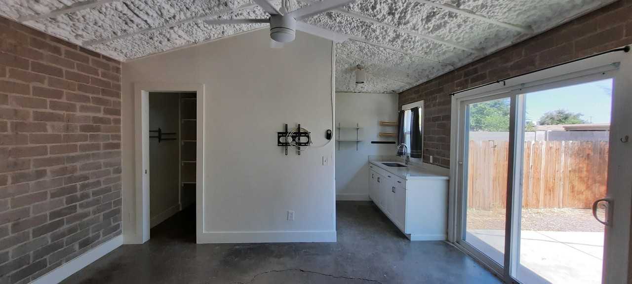 1804 W Roma Ave - Photo 6 of 10